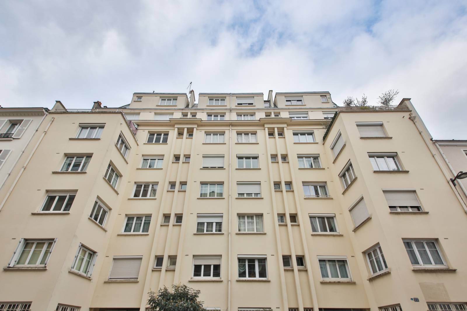 Façade d'un immeuble parisien bien entretenu