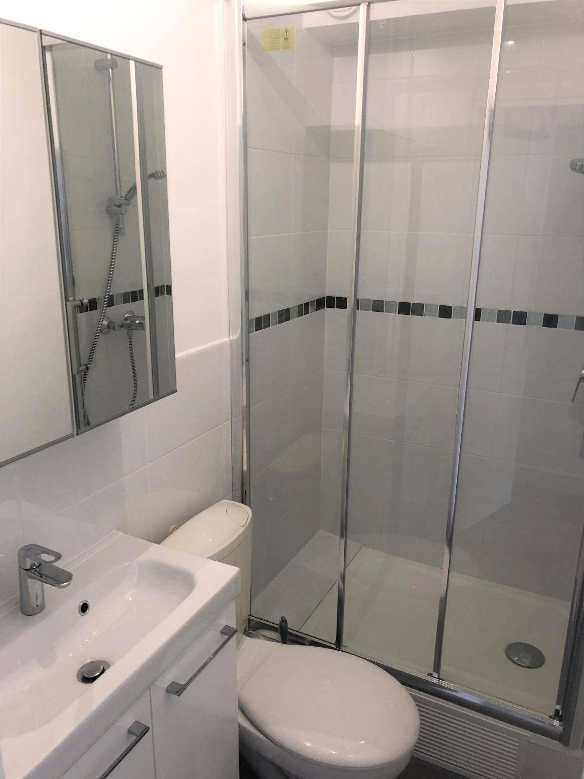 Appartement en location rue Decrès Paris 14 salle d'eau rénovée avec WC