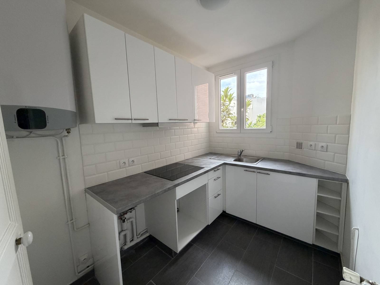 Cuisine équipée et fonctionnelle dans une location appartement Paris 15