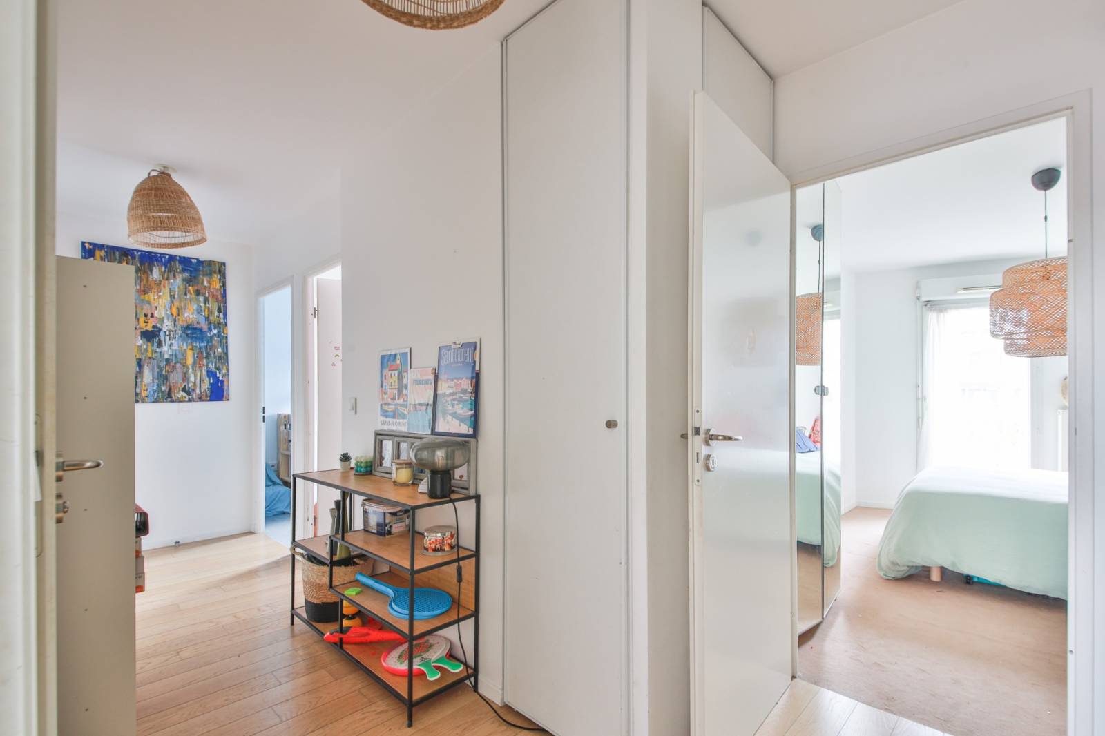 Entrée appartement Bobigny avec rangements intégrés dans une copropriété récente