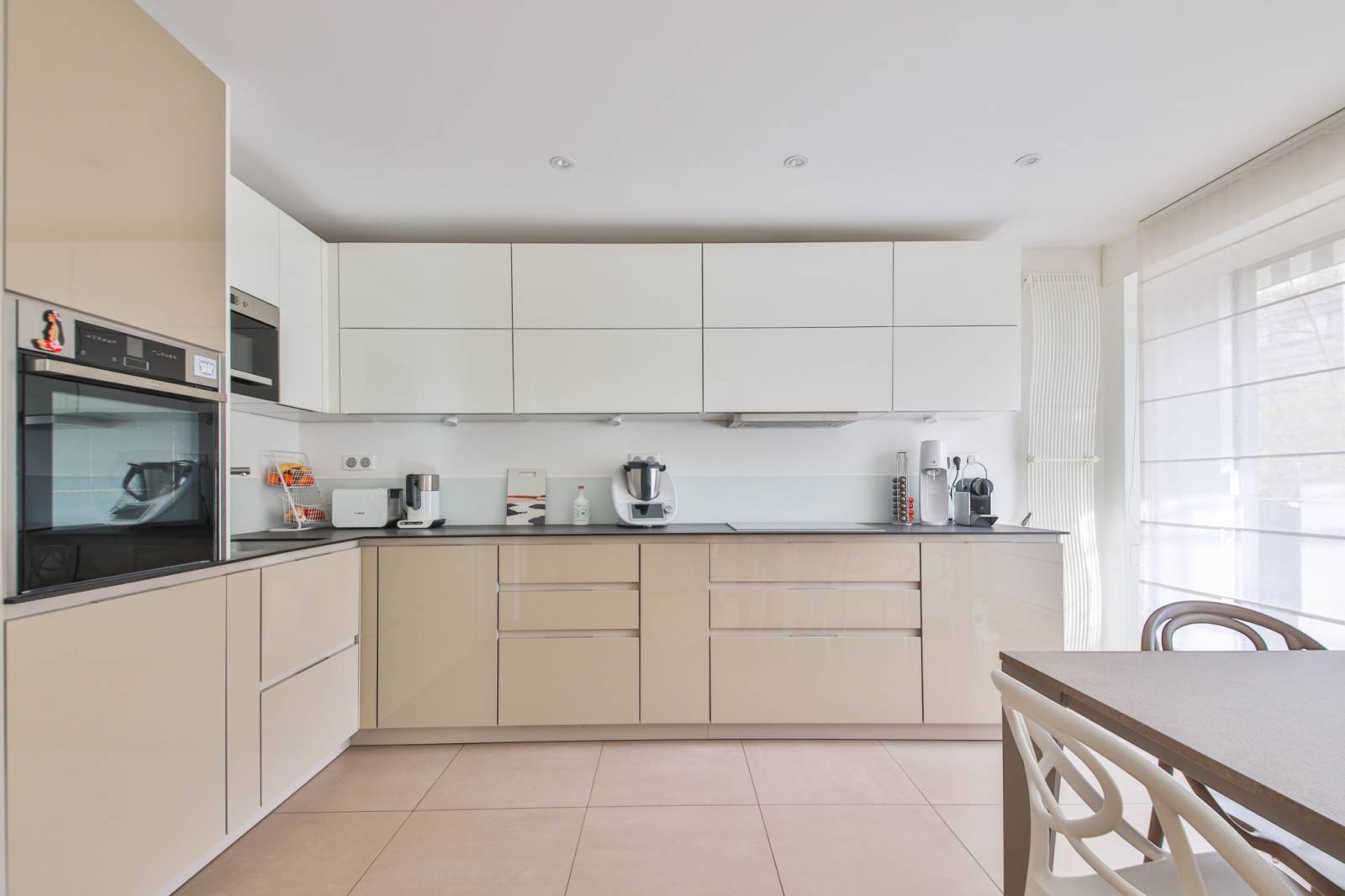 Cuisine lumineuse bien organisé dans une copropriété sécurisée