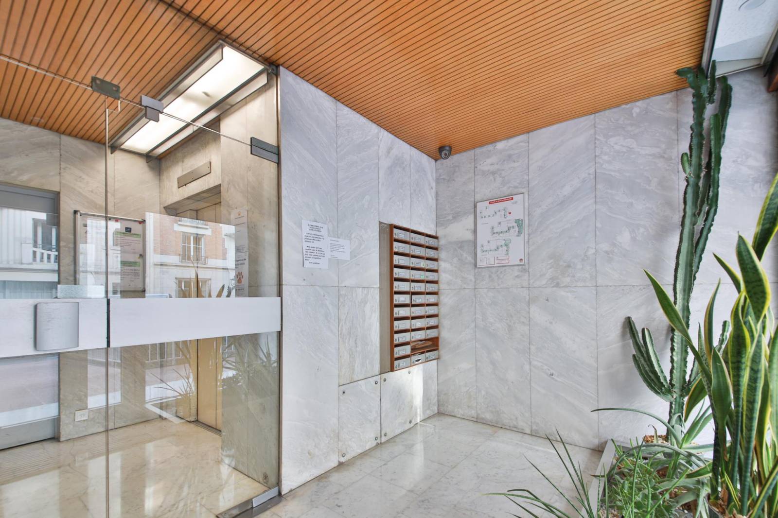 Hall de standing sécurisé et moderne d'une résidence situé dans le 15ème arrondissement de Paris 