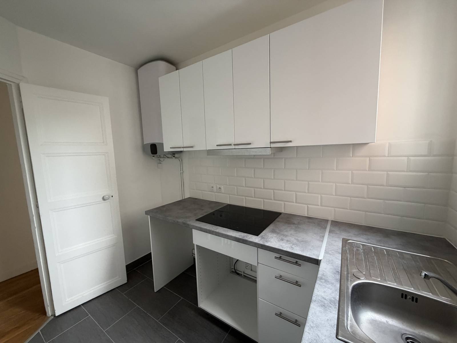 Cuisine indépendante aménagée dans un appartement rue Cépré Paris 15ème