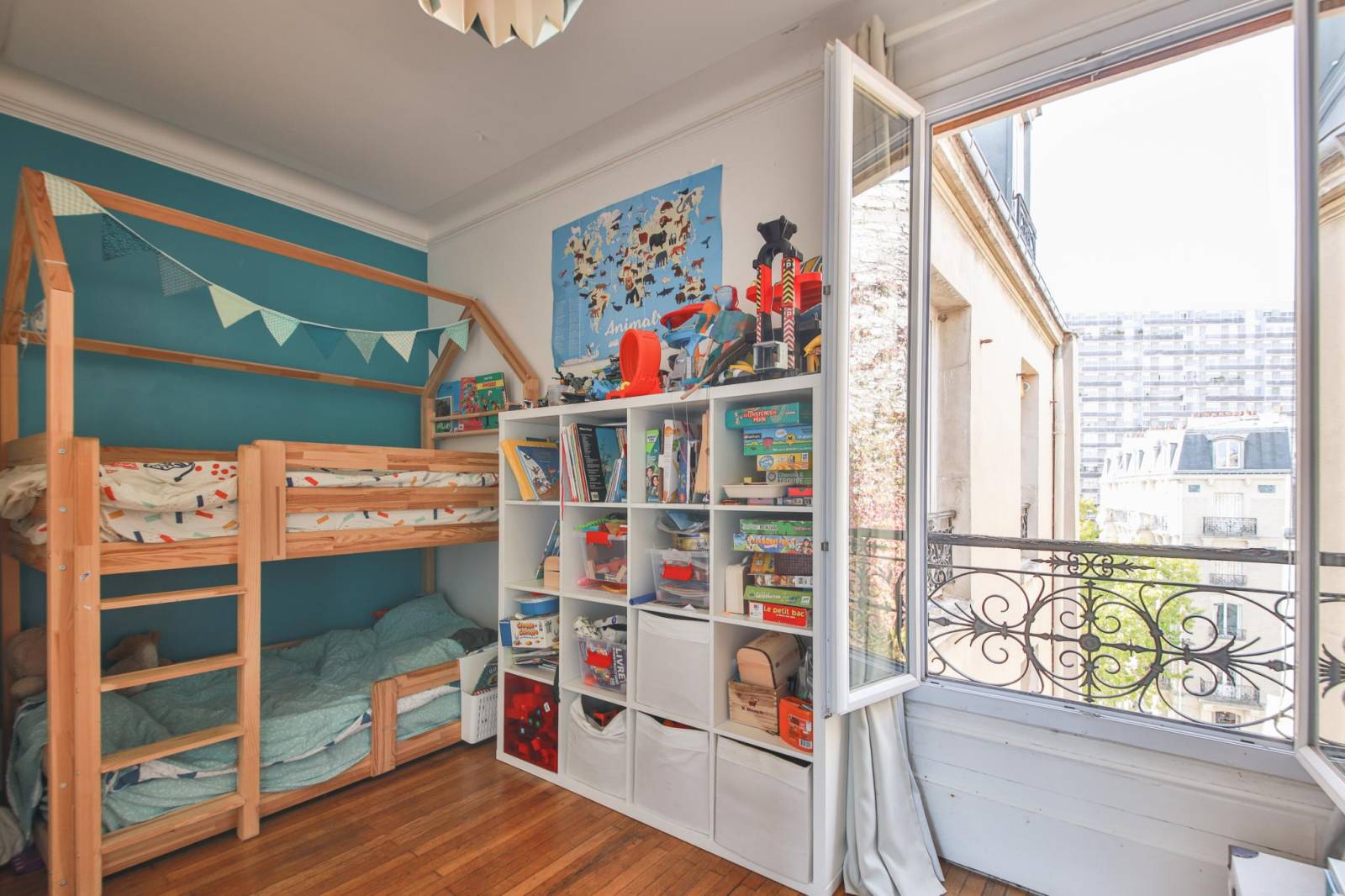 Seconde chambre avec vue dégagée et extérieur dans un appartement traversant dans Paris 75014