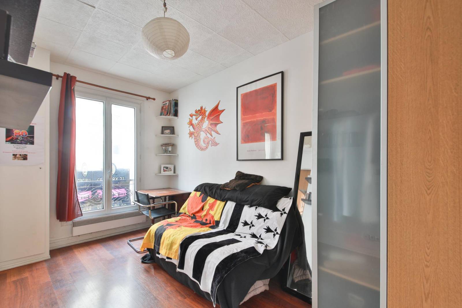 Séjour lumineux et agréable dans un appartement 2 pièces calme à Paris 14ème proche métro Pernety