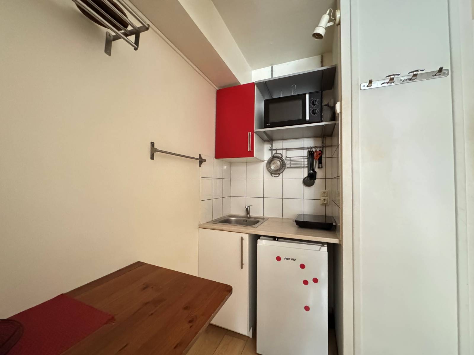 Coin cuisine d'une chambre de service à vendre dans le XVème arrondissement de Paris