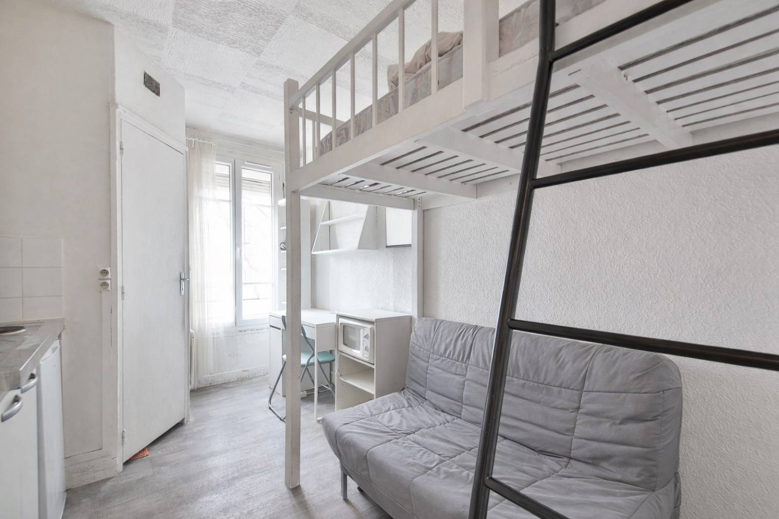 Jolie sudio avec kitchenette et lit mezzanine