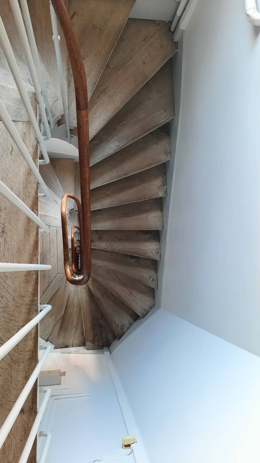Cage d'escalier d'un immeuble de bon standing à Paris 7ème