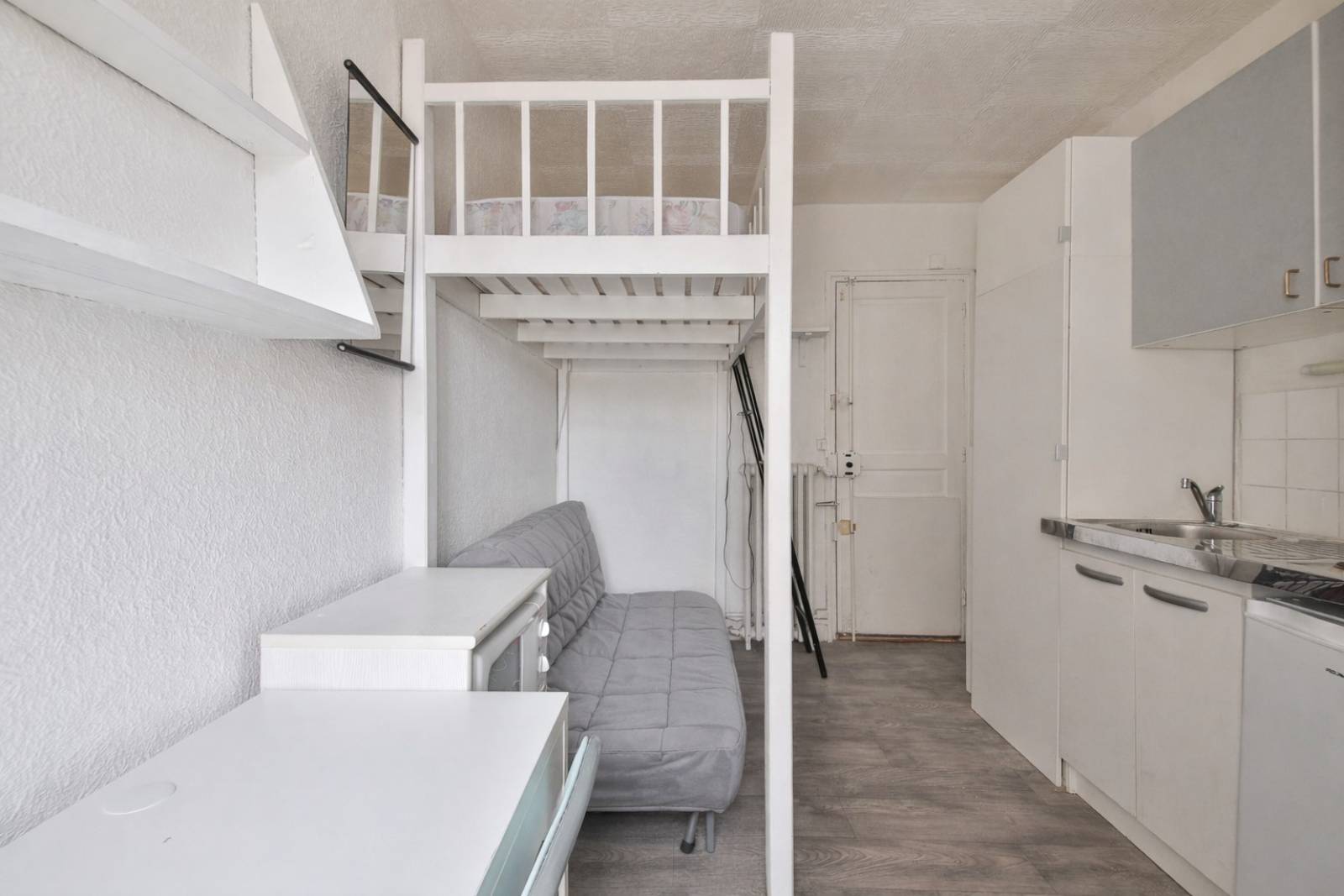 Espace de travail aménagé dans studio