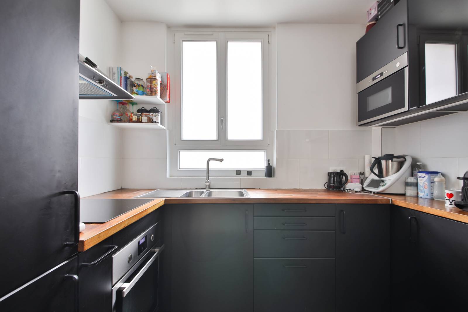 Cuisine entièrement optimisée et rénovée avec système d'aération par extraction.