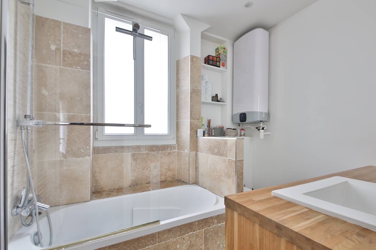 Vaste Salle de bains en parfait état.