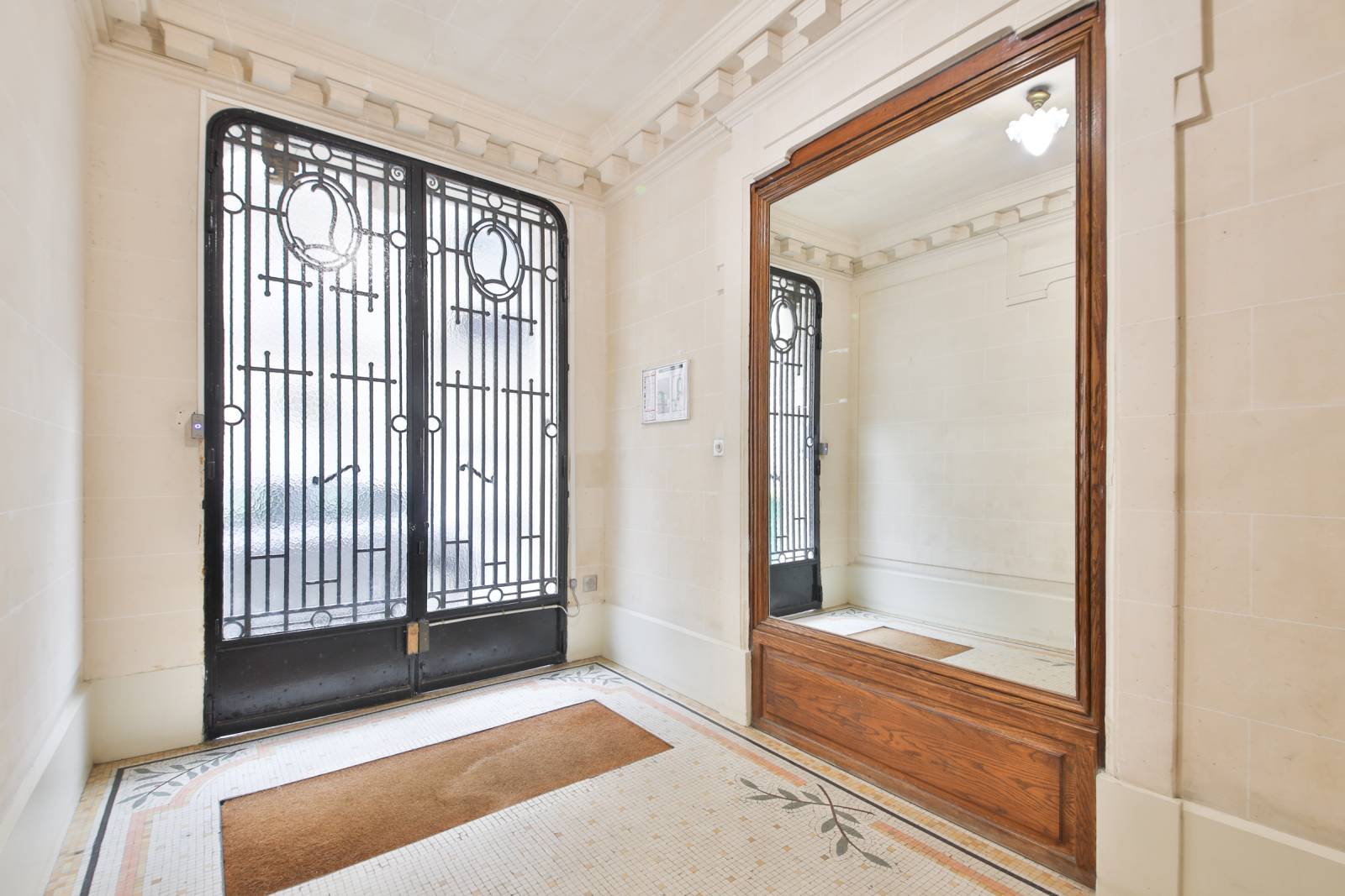 Immeuble ancien de standing bien entretenu sans recours.