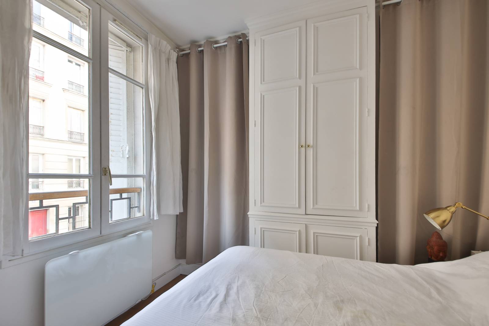 Chambre cosy avec rangements intégrés