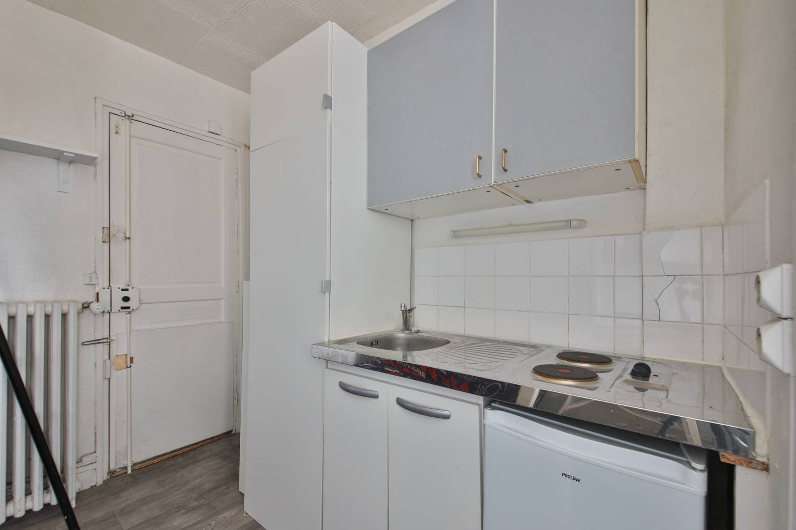 Espace kitchenette dans studio optimisé