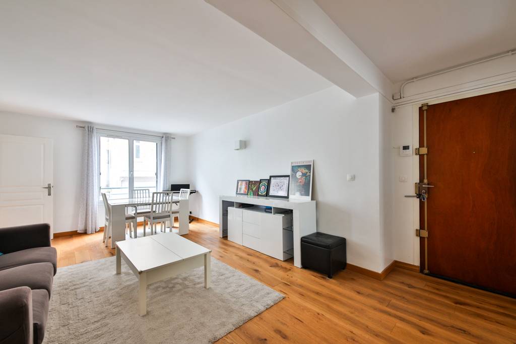 Entrée et pièce de vie entièrement rénové