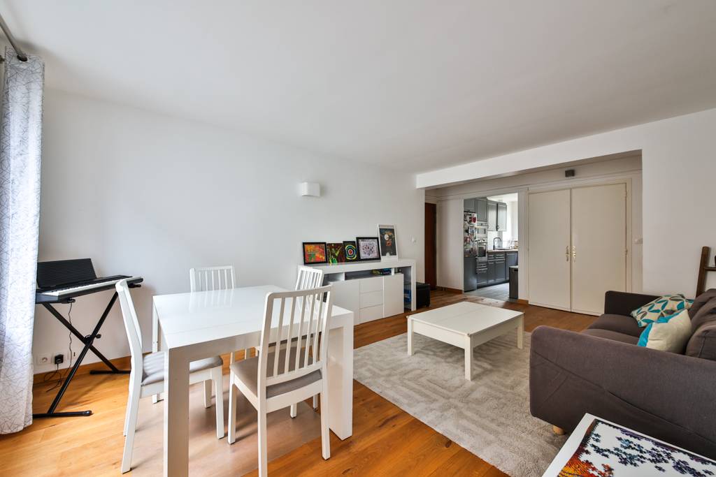 Grande perspective du séjour permettant facilement de recevoir