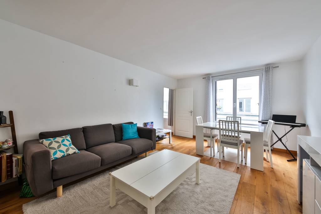 Un vaste salon séjour traversant pour les jeux d'enfants