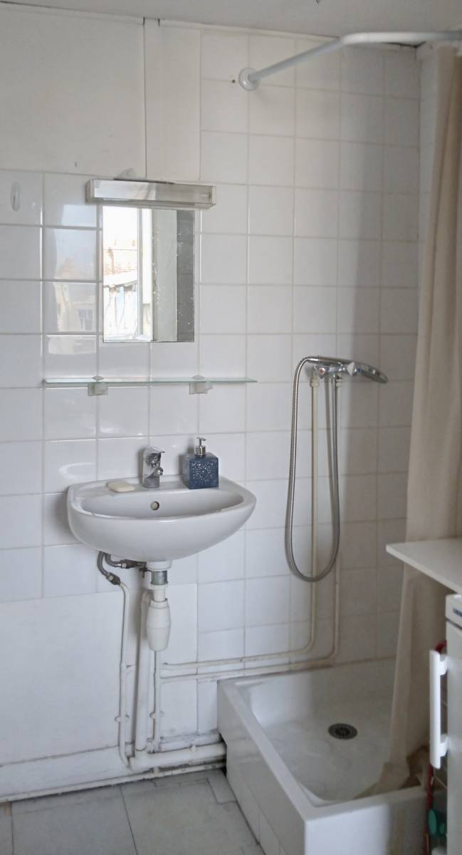 Coin douche intégré à la chambre de service de 7,38m² situé avenue de Suffren, dans un immeuble ancien du 7ème arrondissement de Paris