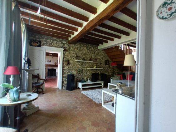 Pièce de vie ensoleillée avec architecture typique