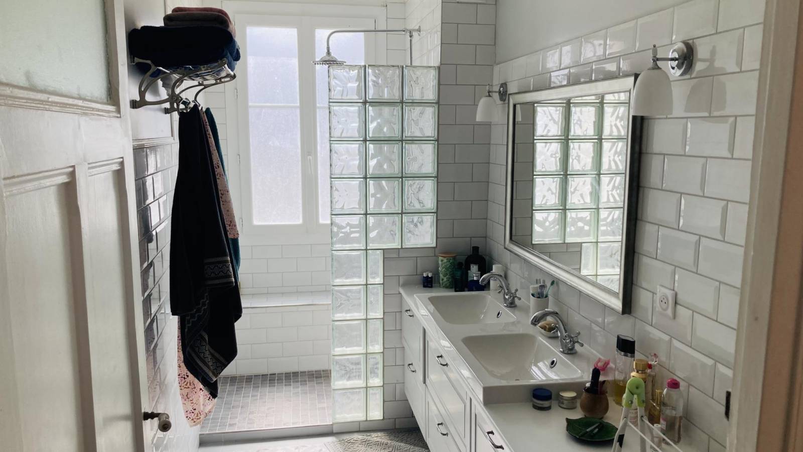 En vente salle de bain moderne avec douche fenêtre dans un quartier calme et dans le centre de Clamart 
