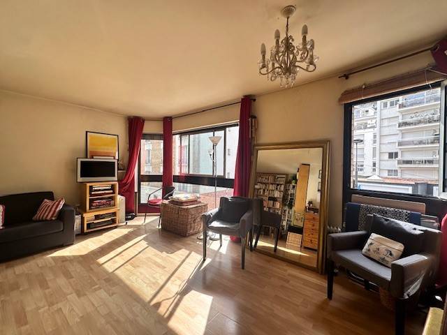 Séjour lumineux avec baie vitrée et de l'espace pour les moment en famille