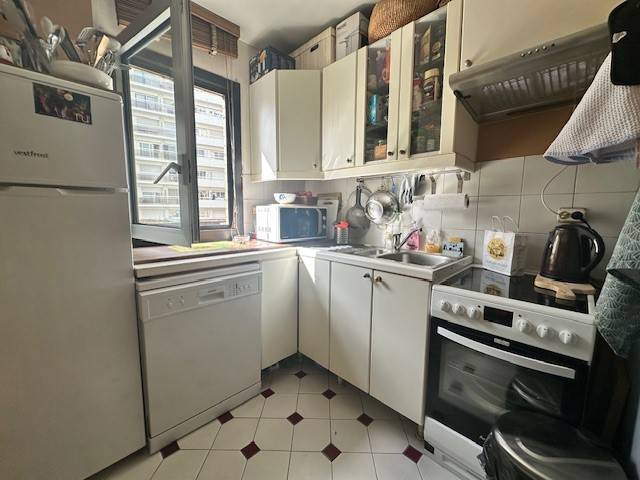 Cuisine aménagée et équipée et fonctionnelle possédant une aération naturelle. 