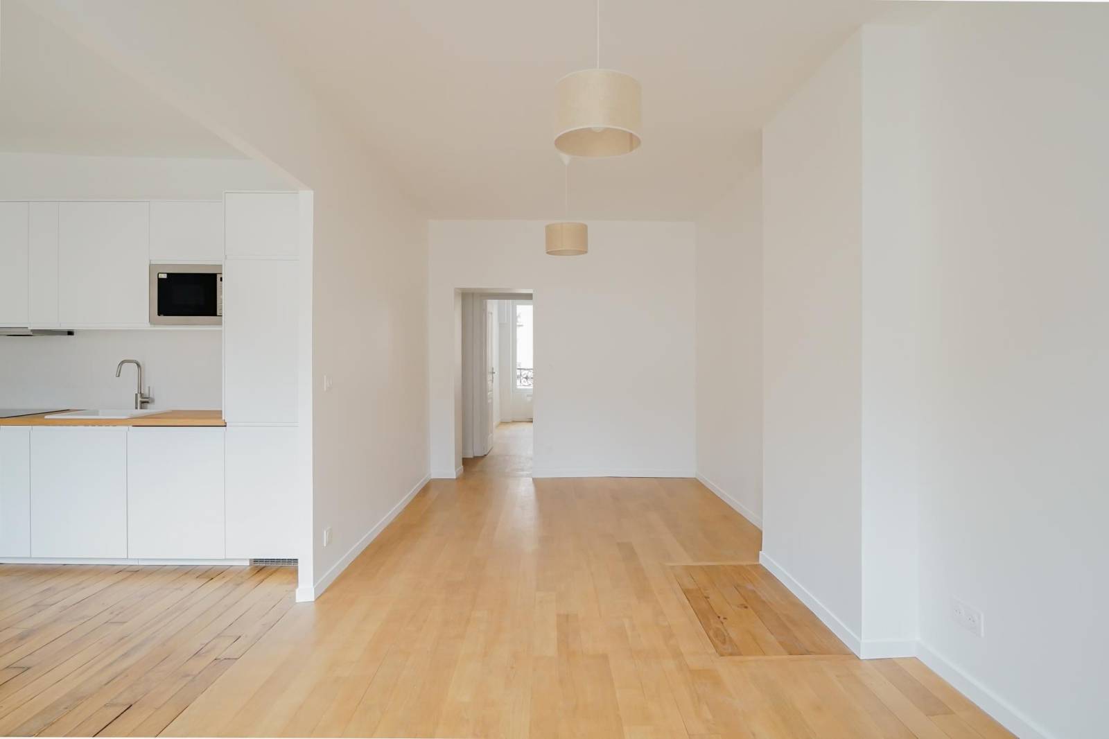 Double séjour lumineux avec cuisine ouverte dans un appartement rénové Paris 14ème