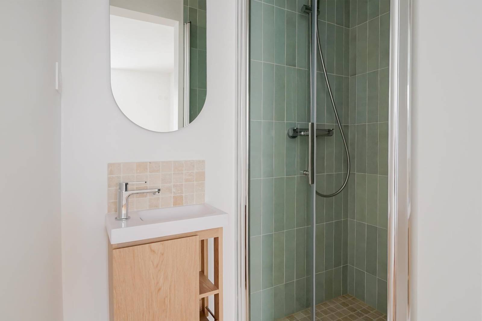 Salle de douche contemporaine dans un appartement refait à neuf à Paris 14ème