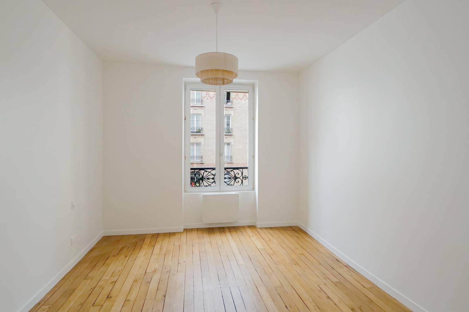 Chambre au calme avec parquet dans un appartement à vendre dans le 14ème arrondissement de Paris 