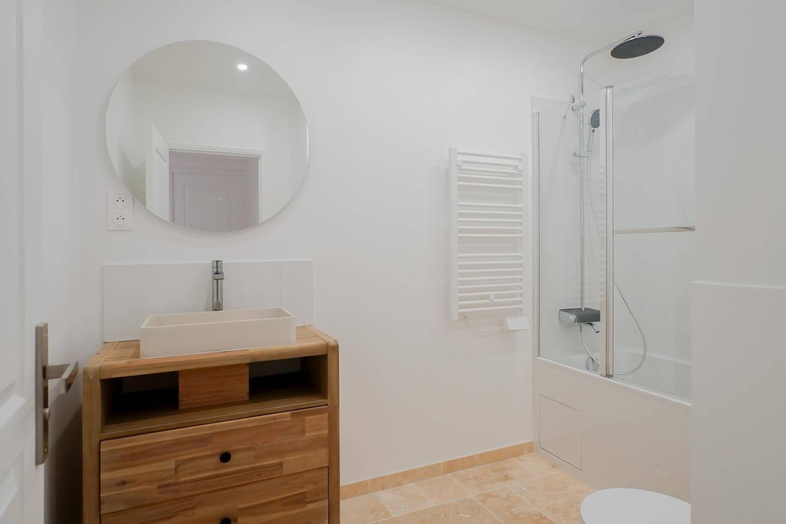 Salle de bain moderne rénovée dans un appartement dans le 14ème arrondissement de Paris 