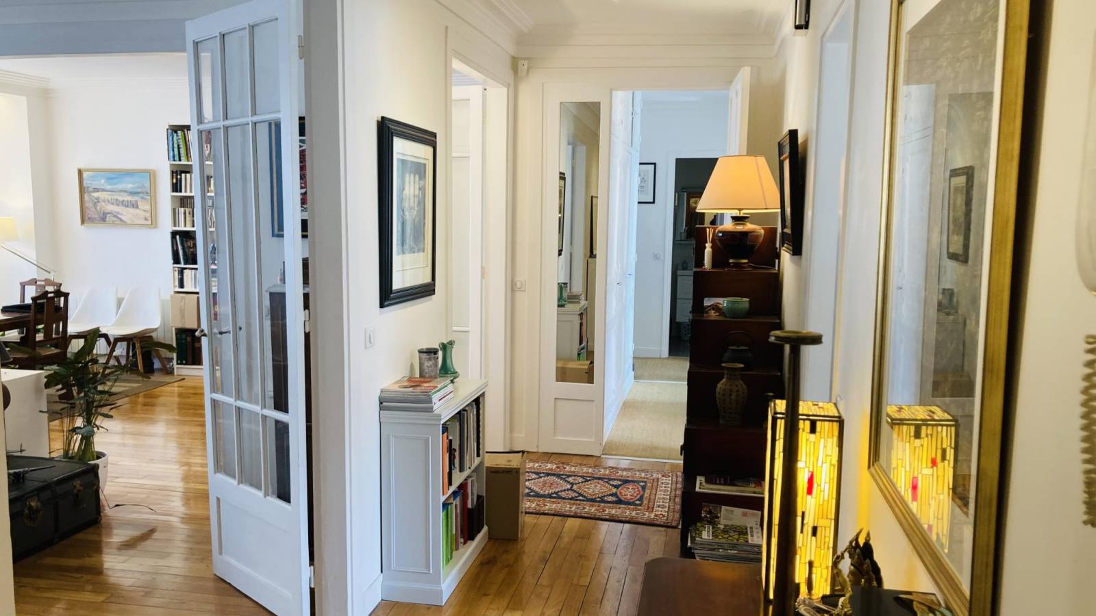 Entrée spacieuse dans un appartement à vendre lumineux et raffiné dans une copropriété intimiste à Clamart 92140
