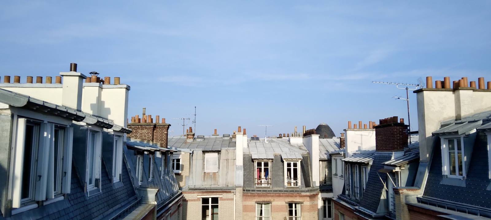 Vue depuis la chambre de service de 7,38m² située avenue de Suffren, dans le 7ème arrondissement de Paris 