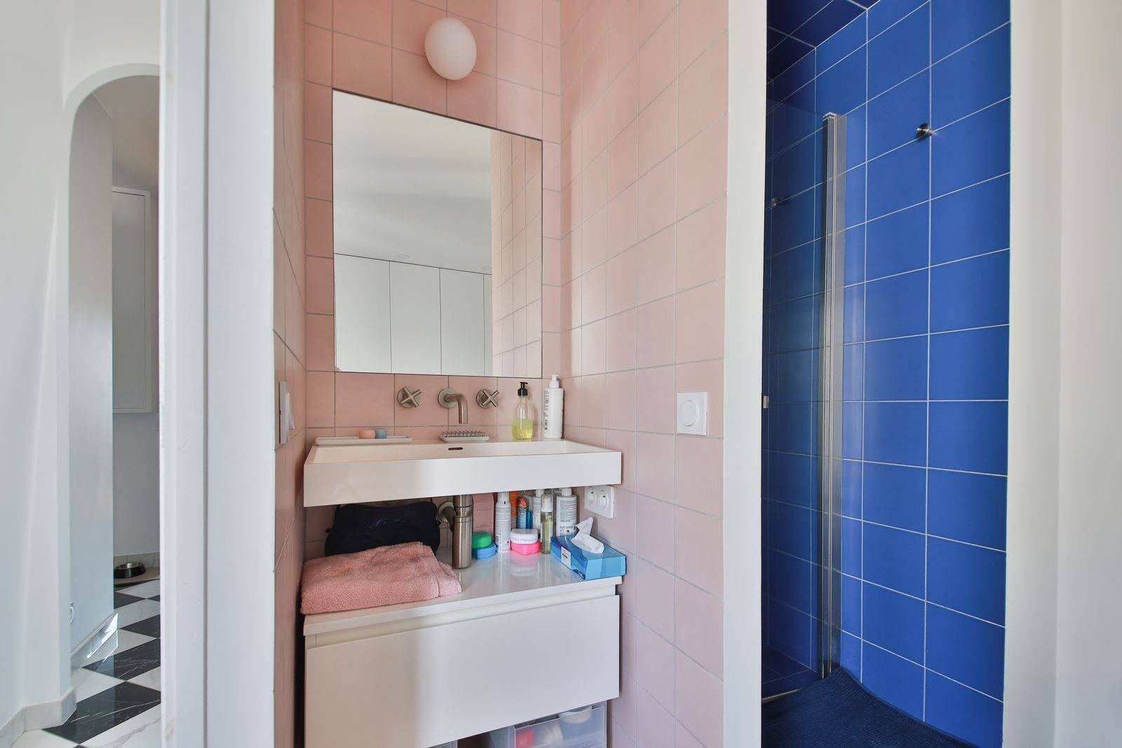 Salle d'eau contemporaine avec finitions d'architecte et WC séparé