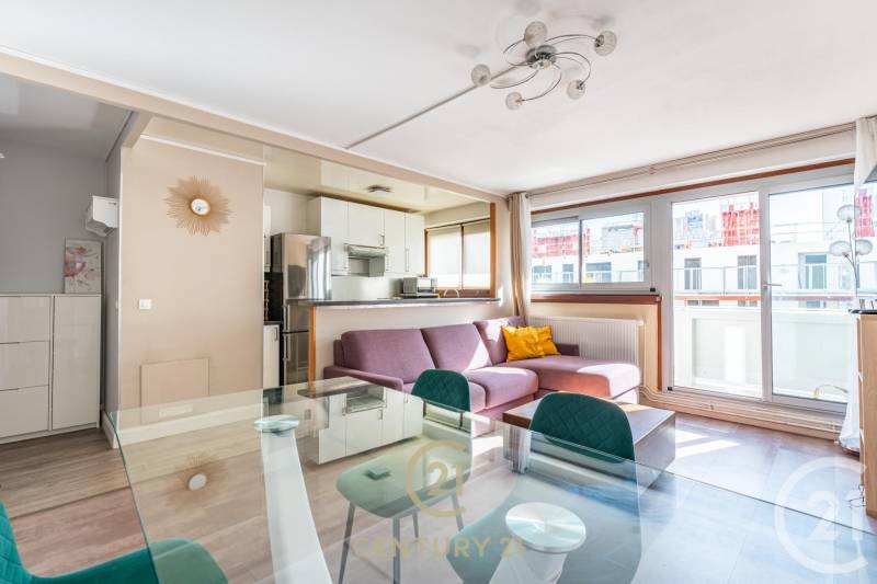 Appartement de deux pièces avec balcon situé dans immeuble récent avec une piscine et un solarium à vendre dans le 15ème arrondissement de Paris