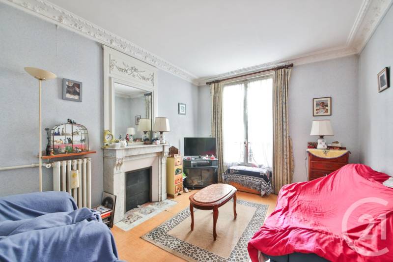 Appartement trois pièces au plan en étoile dans le charme de l’ancien, parquets, moulures, cheminée, à vendre dans le 14ème arrondissement de Paris