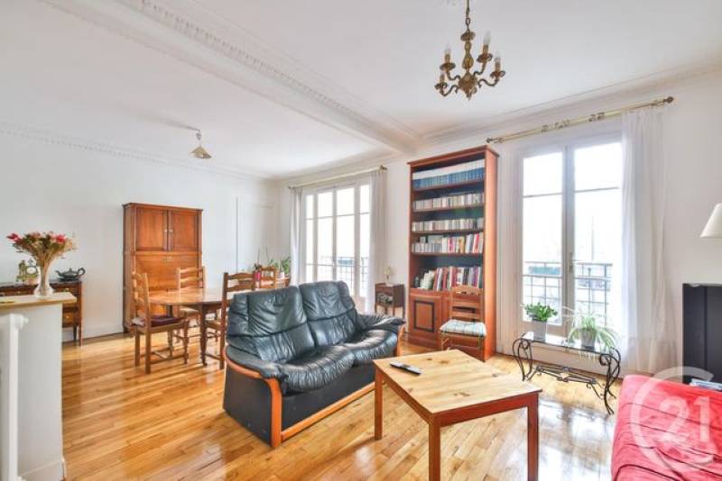 Appartement familial de quatre pièces avec double séjour dans le charme de l’ancien situé à Paris 15ème Nord à vendre