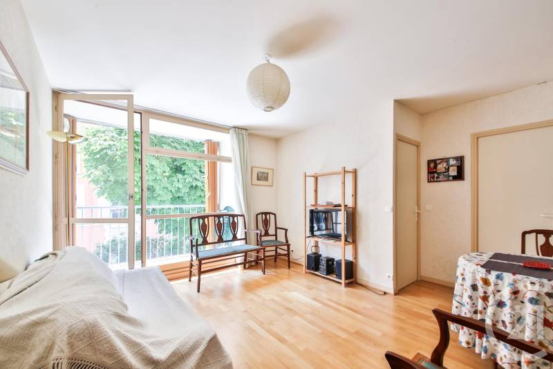 Appartement de deux pièces à vendre offrant un spacieux balcon situé au sein d’une rue calme et piétonne entre Dupleix et La Motte Picquet à Paris 15