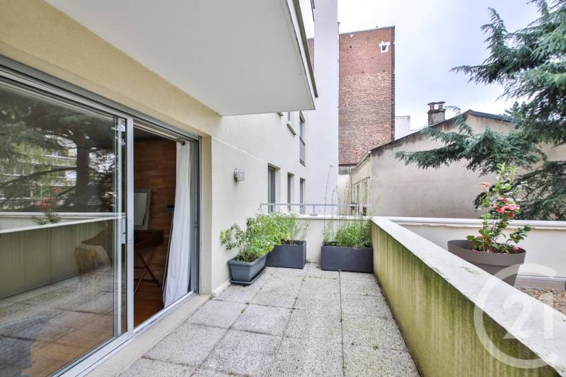 Grand studio de 27,63m² en très bon état avec terrasse à vendre à Paris 15 quartier vouillé