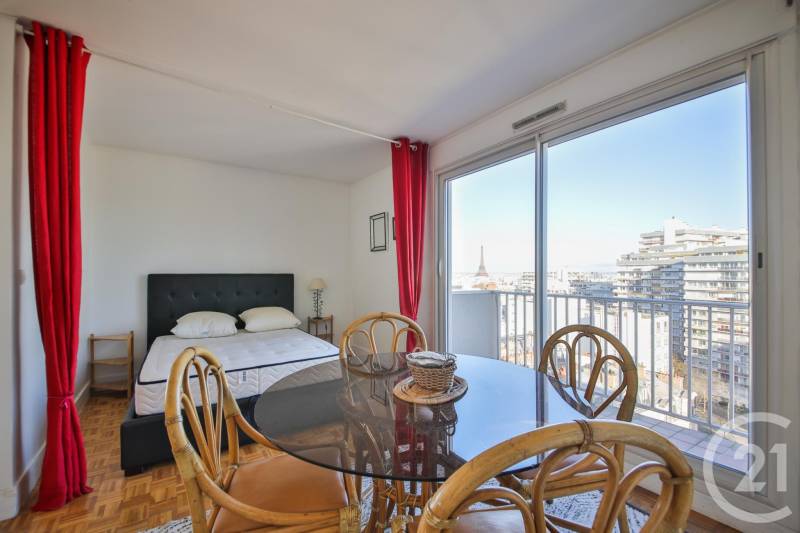 Appartement à vendre dans le 15 ème arrondissement de Paris en étage élevé avec vue dégagée sur le Sacré Coeur et la Tour Eiffel