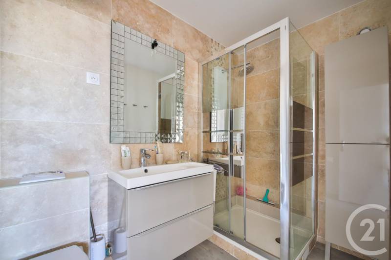 T2 de 53m2 à vendre à Paris 15 avec vue sur le Sacré Coeur et la Tour Eiffel, en étage élevé 