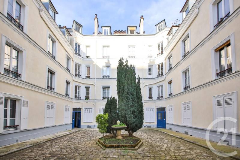Appartement traversant de 38m2 composé de 2 pièces à rénover dans le charme de l'ancien à Paris 15 Quartier Volontaires