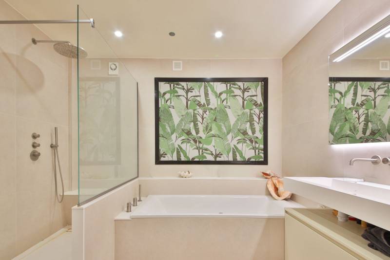 Salle de bain duplex Paris 15ème avec baignoire et finitions soignées 