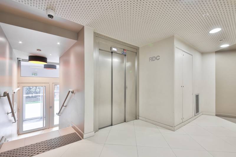 Hall d'immeuble moderne et sécurisé dans une résidence récente à Bobigny proche métro Pablo Picasso 