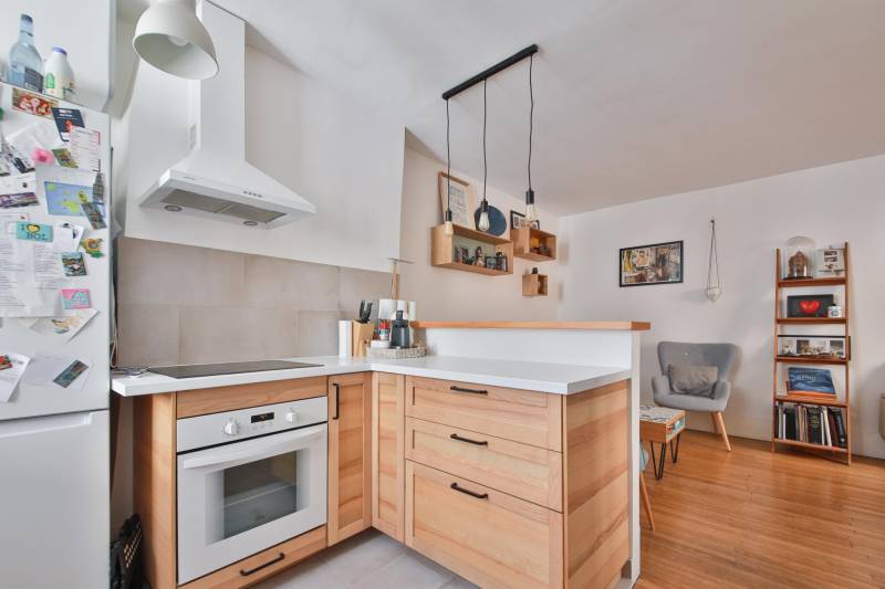 Pièce de vie conviviale avec cuisine ouverte dans Paris 14ème à vendre 