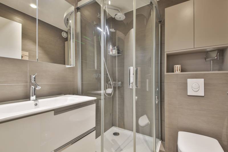 Salle de bain moderne dans un appartement dans le 15ème arrondissement de Paris 
