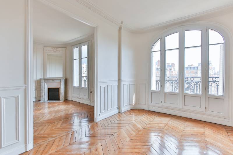 VENDU : Appartement en étage élevé et aux charmes de l’ancien de 4 pièces et 2 chambres, situé proche du métro CAMBRONNE à Paris 15ème Nord