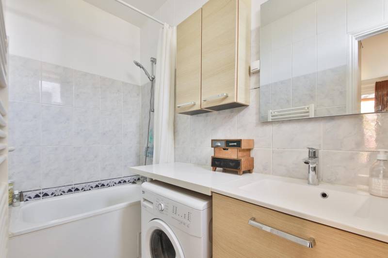 Salle d'eau lumineuse avec rangements à Paris 75014 proche métro Plaisance