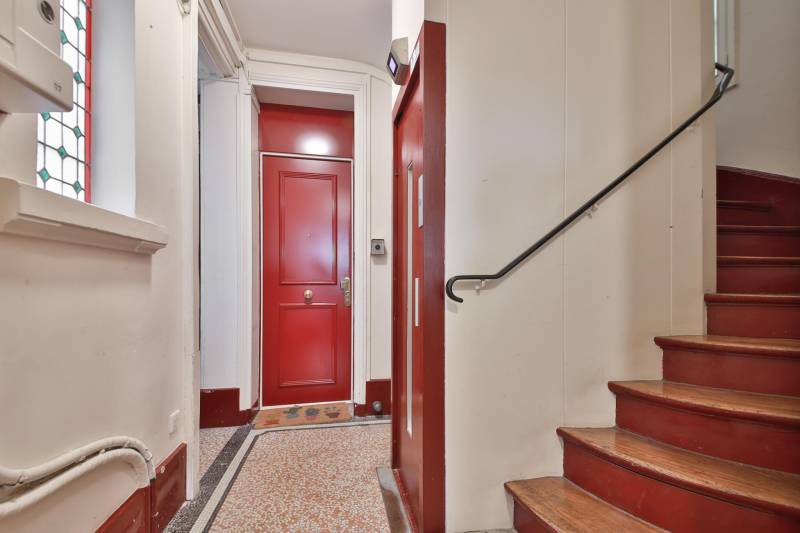 Entrée soignée dans un appartement ancien rénové dans Paris 14