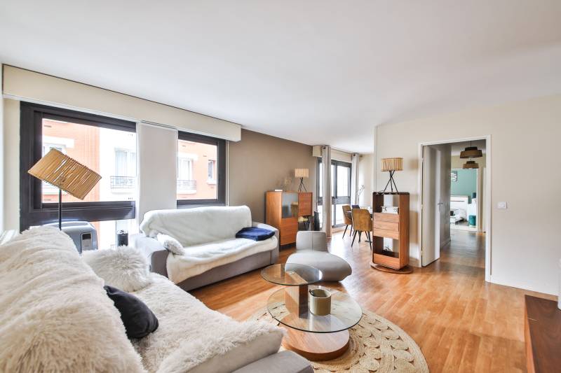 À vendre : appartement en parfait état de 5 pièces, 3 chambres situé en étage élevé avec balcon, dans le quartier DUPLEIX proche du métro La Motte-Picquet à Paris XVème