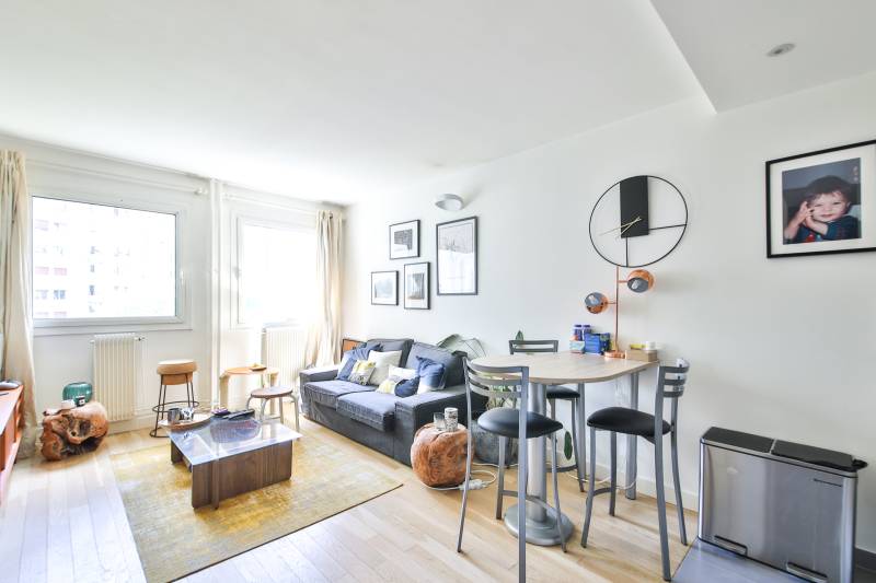 Appartement de 2 pièces à vendre dans un immeuble récent situé aux pieds du métro La Motte-Picquet dans le 15ème arrondissement de Paris
